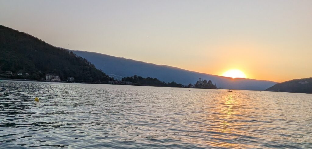 sunset lac d'annecy talloire